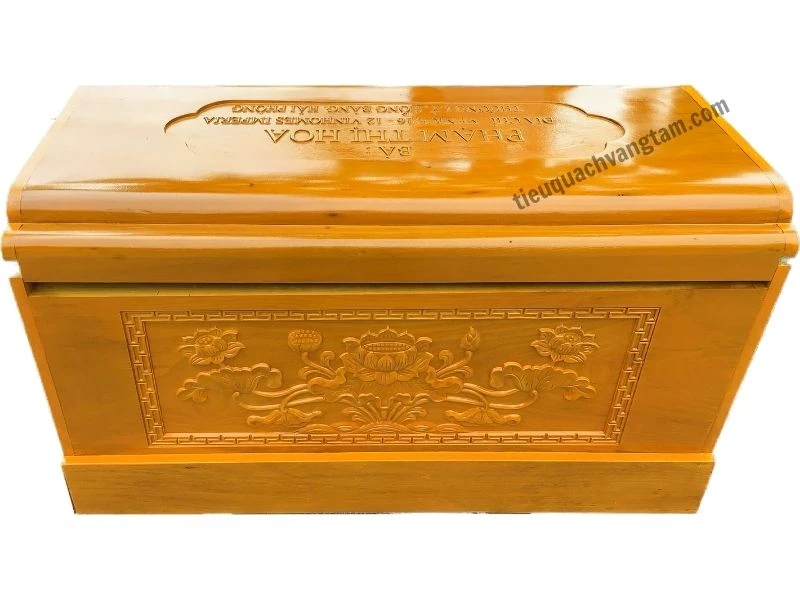Tiểu Quách Gỗ Vàng Tâm 7-7-10 Chạm Tên Và Hoa Sen Đẹp Tiểu Quách Gỗ Vàng Tâm 7-7-10 Chạm Tên Và Hoa Sen Đẹp - Ảnh 3