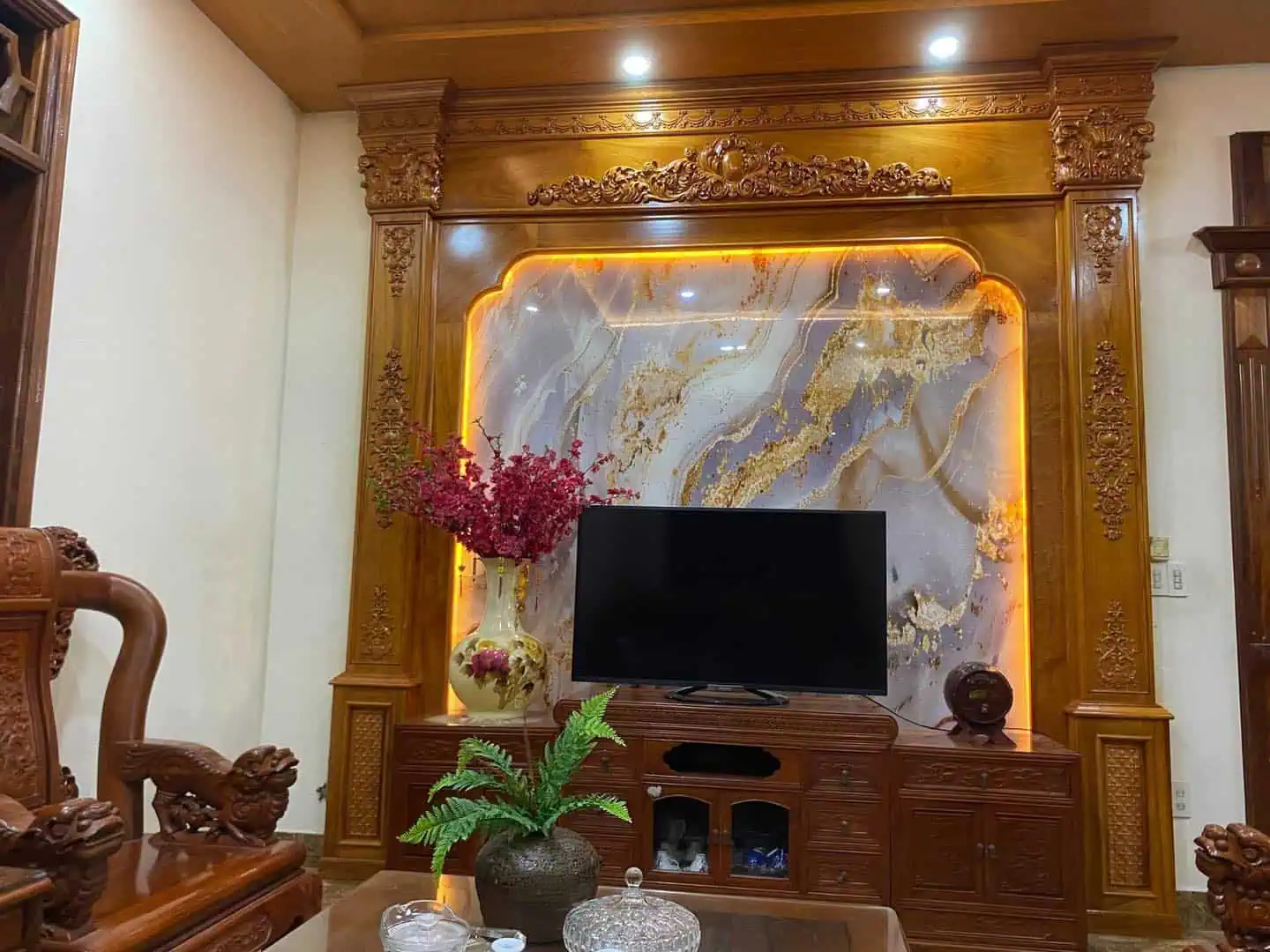 vach tivi phong khach 09